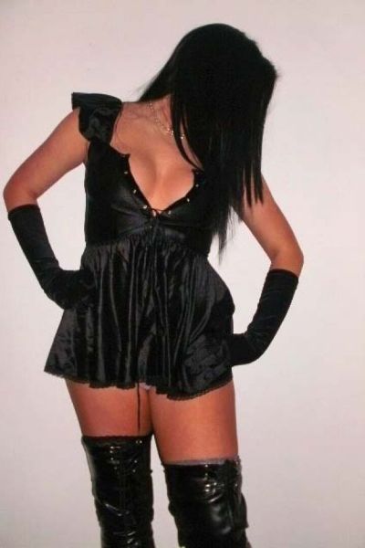 Raven haired Kent escort