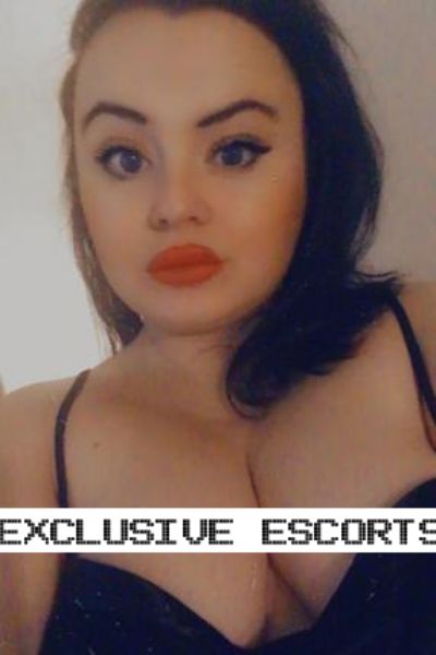 Curvy Brunette Surrey escort