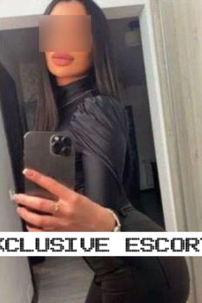 Samira Hot Booty London Escort takes a selfie