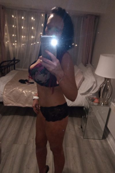 Busty Luton escort takes a lingerie selfie