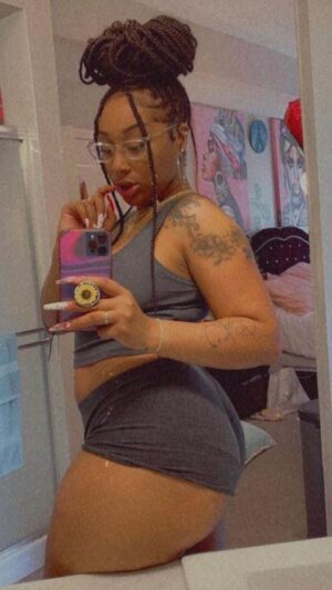 Bella lear Curvy ebony escort takes a selfie