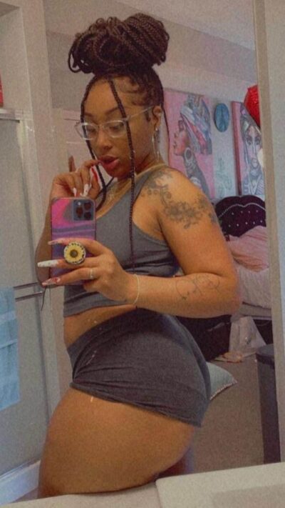 Bella lear Curvy ebony escort takes a selfie