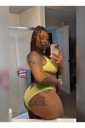 Bella lear Curvy ebony escort in yellow lingerie