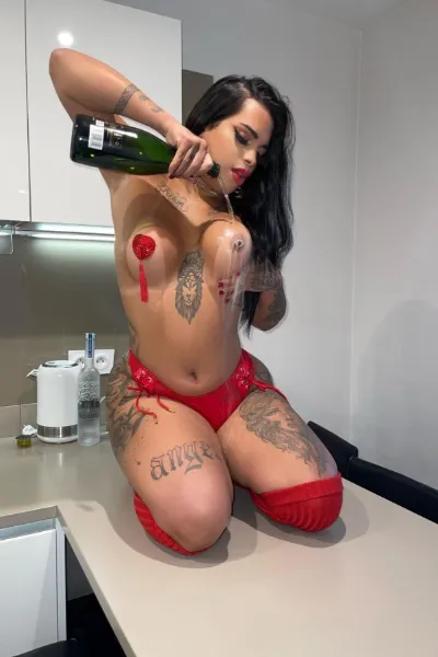 Ts Bruna pouring champagne on her tits