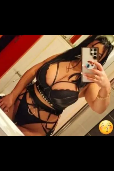 Sara Llandudno Escort taking a selfie in black underwear