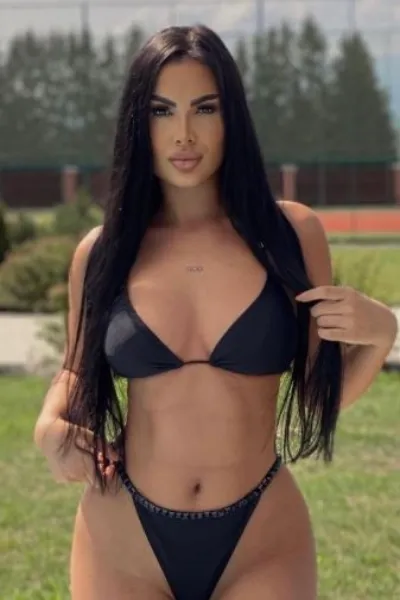 Jasmin Surbiton Escort in black bikini