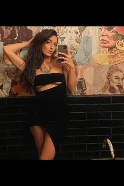 escort in Canterbury Jade takes a selfie in the toilet