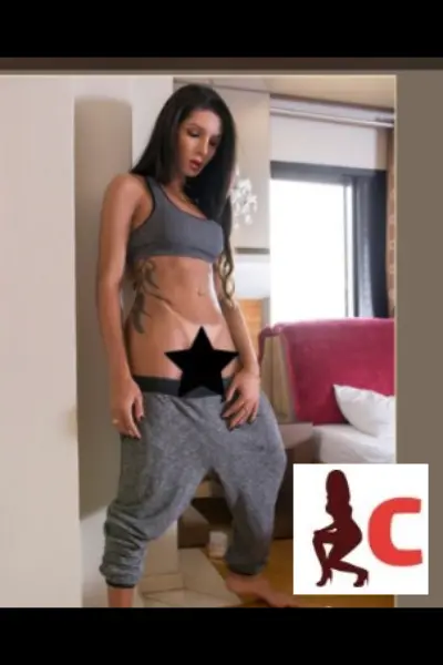 Roberta Cortes XXL pulling down her jogging bottoms