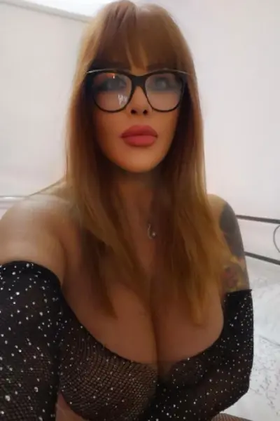 Busty Glasgow escort wearing glasses