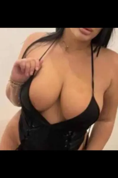 Busty brunette Kendal escort